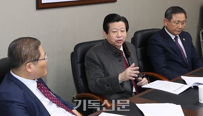 총회장 김종준 목사가 상정된 안건에 대한 의견을 나누고 있다.