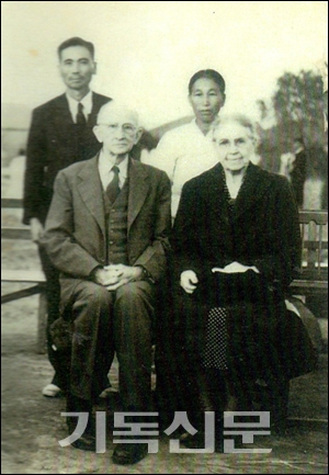 맥커친 선교사 부부가 익산 서두교회 김성환 장로 부부와 촬영한 기념사진.