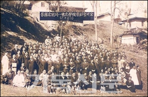전주성경학원 학생 및 교직원들과 맥커친 선교사가 함께 한 1933년의 사진.