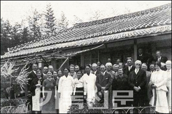 1930년대 순천 크레인 선교사 집에 모인 미국 남장로교 선교사들. 왼쪽 두 번째가 플로렌스 크레인, 여섯 번째가 존 커티스 크레인이다.