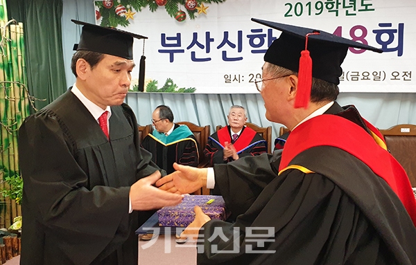 부산신학교 제48회 졸업식에서 학장 임재웅 목사가 졸업생들에게 졸업장을 전달하고 있다.