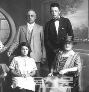 번하이젤 선교사와 한국 땅에서 만나 결혼한 아내 헬렌, 그리고 평양에서 태어난 아들과 딸의 가족사진.