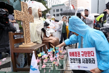 일본 아베정부의 수출규제 조치에 맞서 불매운동을 펼친 한국 시민들이 옛 일본대사관 앞 소녀상에서 규탄대회를 갖고 있다.