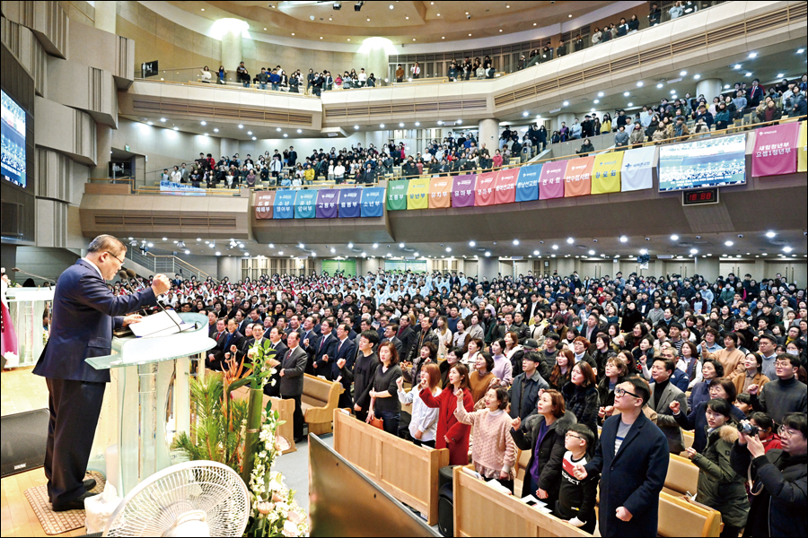 “민족의 아픔을 치유하는 교회, 총회와 한국교회를 섬기는 교회로 세워가겠습니다!” 새에덴교회 소강석 목사와 성도들이 2020년 새해 첫 주일에 ‘비전의 밤’을 개최하고, 한 목소리로 <2020 세에덴 비전>을 낭독하고 있다.