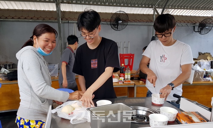 베트남에서 봉사활동 중인 한남대 학생들이 현지인들에게 푸드바이크 조립과정과 음식 조리 방법을 교육하고 있다.