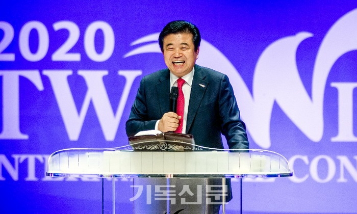 김성곤 목사가 2020두날개콘퍼런스에서 강의하고 있다.