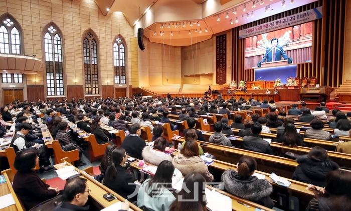 김종준 총회장이 11일 충현교회서 열린 총회교육부흥콘퍼런스에서 강의하고 있다. 이번 콘퍼런스는 위기의 다음세대 사역에 새로운 길을 찾았다는 점에서 호응이 컸다.