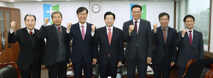 총회장 김종준 목사(왼쪽 네 번째)와 교육기관 및 단체장들이 연석회의에서 총회교육 활성화를 다짐하고 있다.