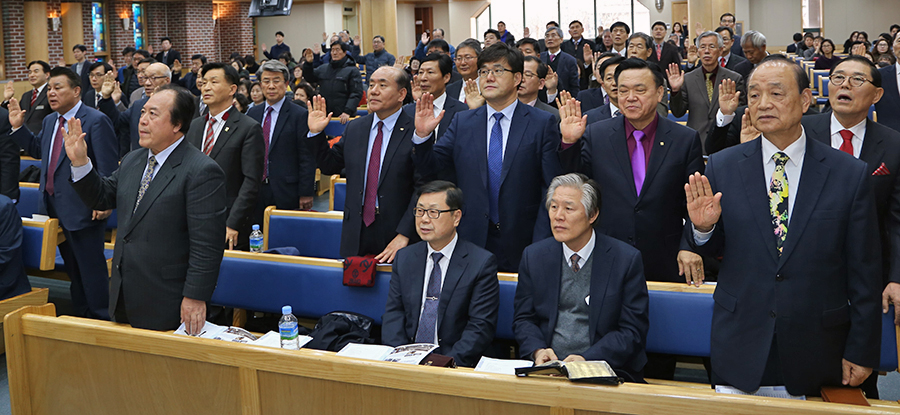 선교대회에서 서울지역남전도회 회원들이 땅 끝까지 복음의 증인이 되겠다고 선서하고 있다.