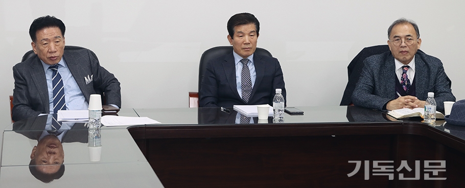화해중재위원들이 경기북노회 양측 대표들의 입장을 듣고 있다.