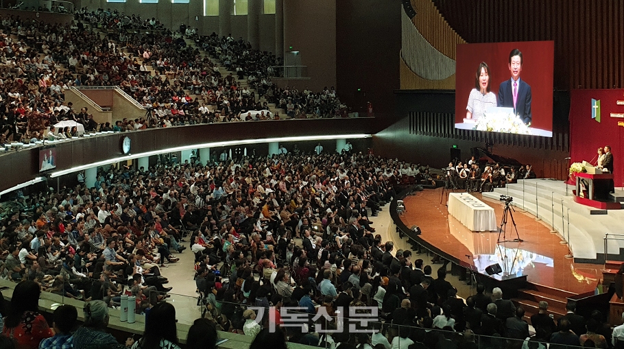 김종준 총회장이 자카르타교회에서 다음세대를 주제로 한 세미나를 이끌고 있다.