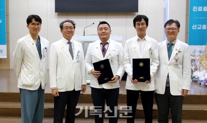 김철승 예수병원장(왼쪽에서 두 번째)이 한국에서 연수과정을 마친 몽골인 의사들을 격려하고 있다.