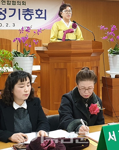 신임회장 김성례 권사가 회의를 이끌고 있다.