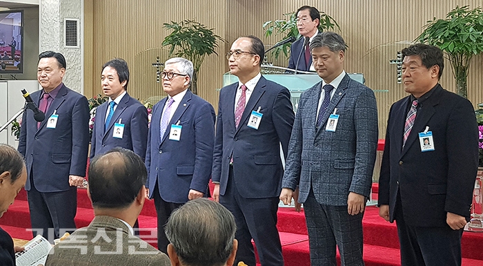 전국장로회연합회 실행위원회에서 회장 강대호 장로가 선임된 특별위원장들을 소개하고 있다.