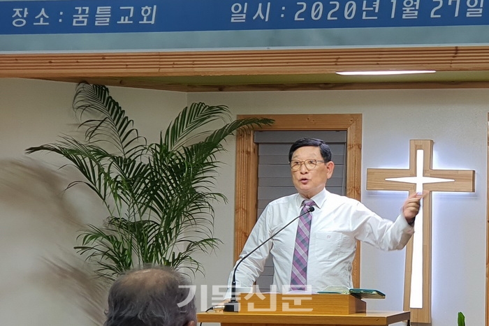 김의원 박사가 의산노회 종교개혁 워크숍에서 언약신학을 설명하고 있다.