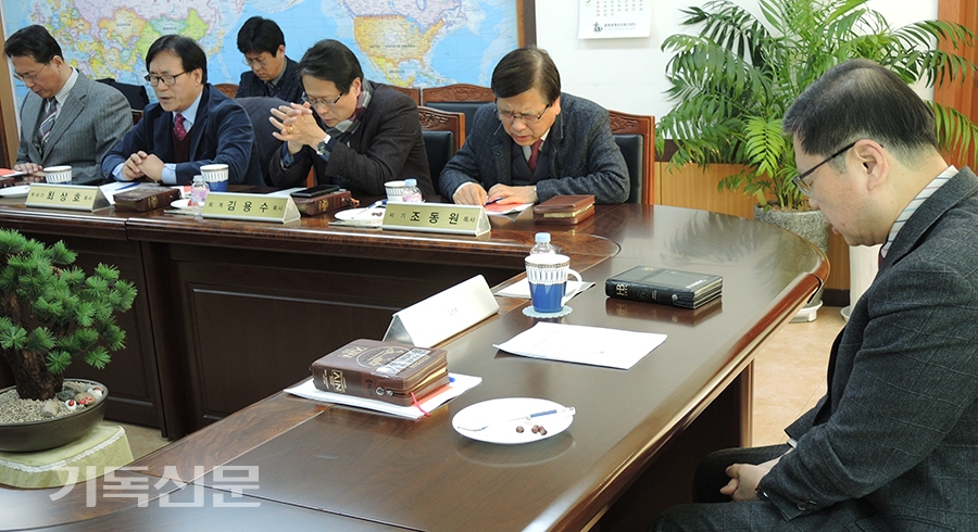 GMS 김정훈이사장(오른쪽)과 임원들이 6일 임원회를 마치고 선교사들과 후원교회, GMS의 발전을 위해 간절히 기도하고 있다.