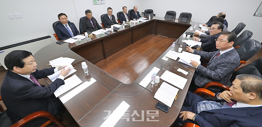 총회장 김종준 목사(왼쪽)가 임원들에게 총신대 전 재단이사 처리에 대해 설명하고 있다.
