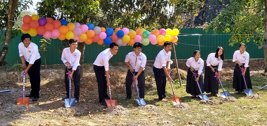한국교회의 사랑으로 자라는 미얀마음악학교에서 숙원 사업이던 여학생기숙사 건립 기공식을 진행하고 있다.