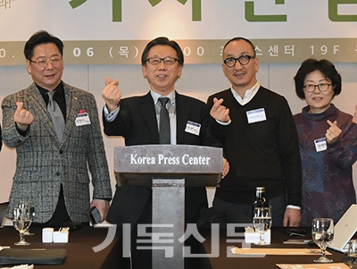김석년 목사(왼쪽 두번째)가 6일 기자간담회에서 기도연구소 발전을 기원하고 있다.