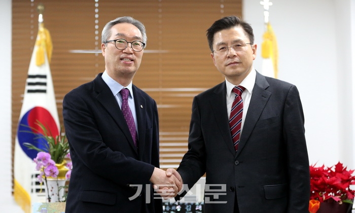 한교총 김태영 공동대표회장(왼쪽)을 만난 자유한국당 황교안 대표.