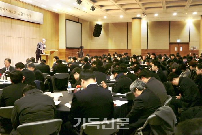 이념 논란에도 불구하고 많은 목회자와 성도들이 ‘말씀과 순명’ 2차 기도모임에 참석했다. 참석자들이 한국교회가 사회의 갈등에 책임이 있음을 회개하고 있다.