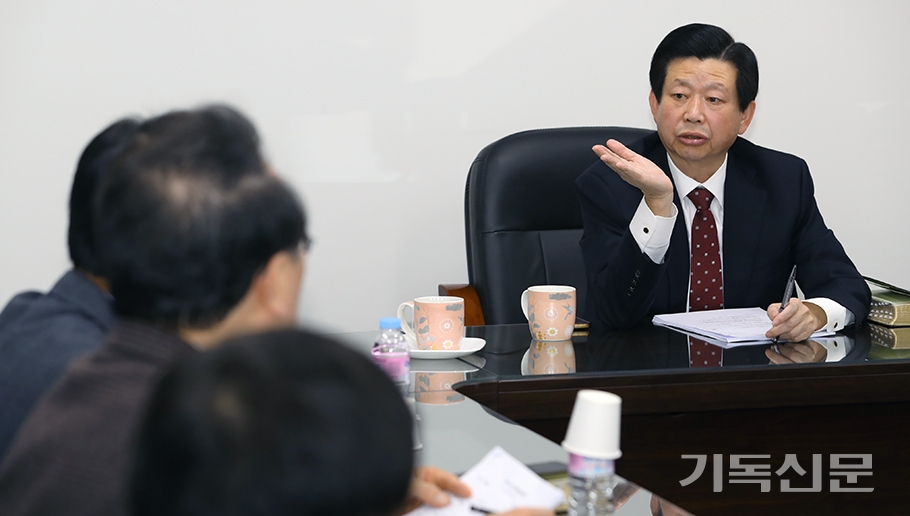 총회장 김종준 목사가 코로나19 특별재난지역으로 선포된 대구경북 지역에 대해 총회 차원의 대응 방안을 제시하고 있다.
