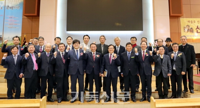 회장 전병하 장로(앞줄 왼쪽 다섯 번째)를 비롯한 서울노회남전련 회원들이 해외선교에 진력할 것을 다짐하고 있다.
