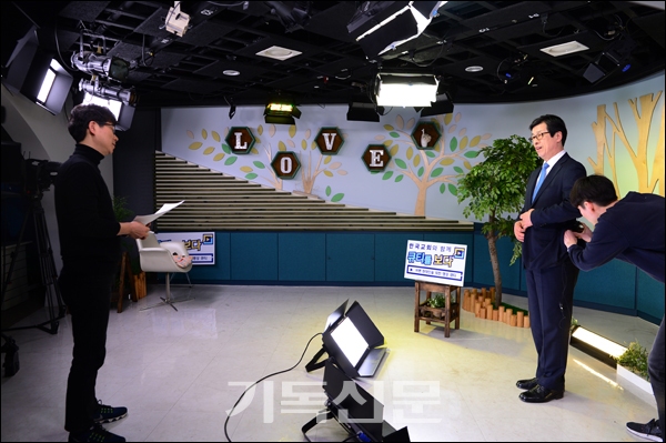 ‘큐티를 보다’는 올해 3월부터 한국교회 전체가 함께하는 말씀묵상운동을 전개하고 있다. 하나비전교회 김종복 목사가 ‘큐티를 보다’ 영상을 녹화하고 있다.