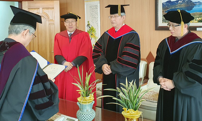 김용대 목사(사진 오른쪽 두 번째)의 목회학박사 학위수여식이 광신대에서 거행되고 있다.