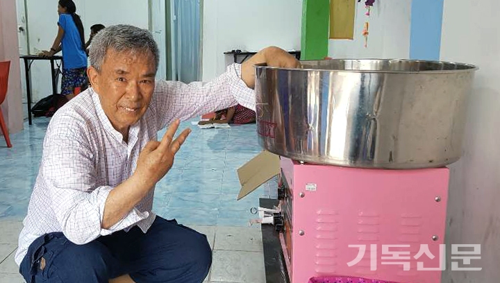 생전의 조증덕 선교사가 개척한 보앙쩌우교회에서 솜사탕 전도를 준비하고 있다.