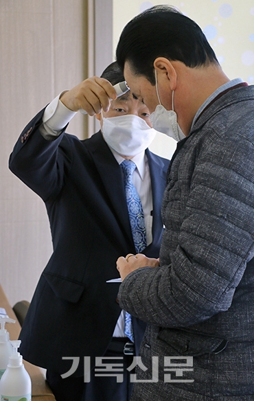 3월 17일 이리노회 정기회에서 노회원들이 참석자의 체온을 측정하고 있다.
