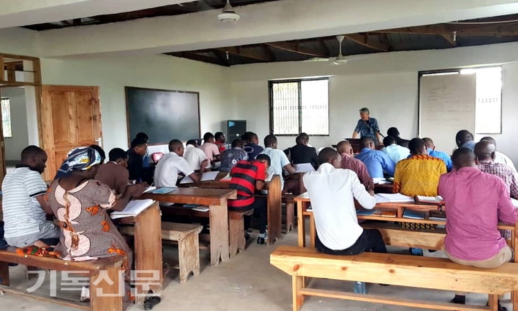 홍철 선교사가 교수사역을 했던 탄자니아개혁신학교의 과거 수업 모습. 현재는 중지되어 모든 신학생들이 집으로 돌아갔다.