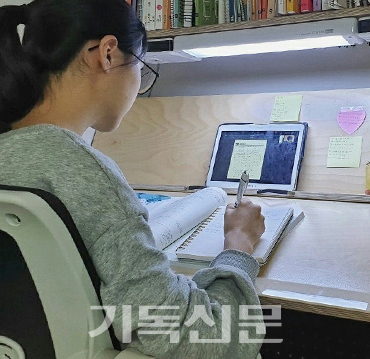학교에서 제공하는 온라인 수업을 들으며 혼자 학습하고 있는 학생의 모습.
