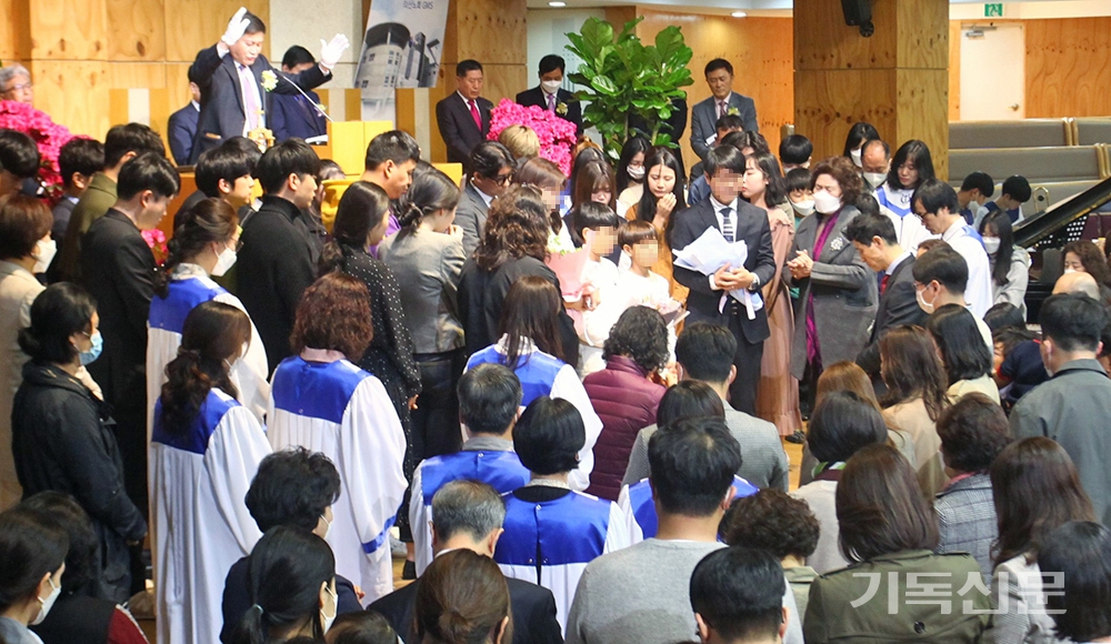 황디모데 · 지사라 선교사 파송예배에서 은샘교회 성도들이 함께 기도하고 있다. 파송예배는 김정훈 목사(GMS 이사장)가 설교자로 나섰다.