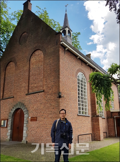 빈센트 반 고흐가 자랐고, 그의 아버지가 사역했던 네덜란드 쥔데르트 교회를 방문한 저자 라영환 교수. 라 교수는 반 고흐가 되어 반 고흐를 보기 위해 그의 생의 여정을 탐문해 왔다.