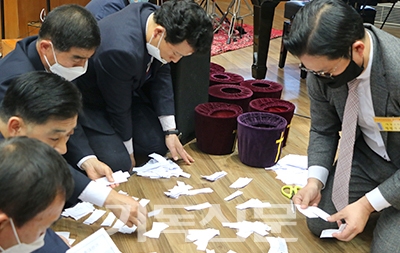목포노회 정기회에서 선거위원들이 임원 및 총대 투표 후 개표를 진행하고 있다.