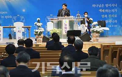 북전주노회 회원들이 회무에 앞서 예배를 드리고 있다.