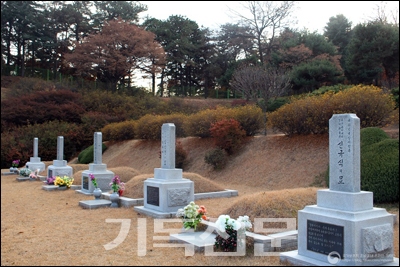 서울 국립현충원에 조성된 임시정부 요인들의 묘역. 오른쪽에서 두 번째가 김인전 목사의 묘역이다.