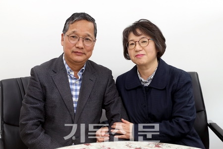 남편 박종국 선교사와 함께 포즈를 취하고 있는 장은혜 선교사(오른쪽)의 모습.
