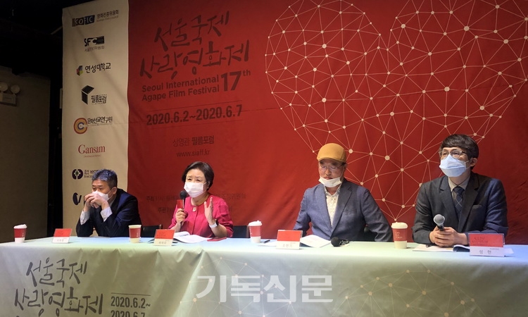 제17회 서울국제영화제 기자간담회에서 집행위원장 배혜화 교수(왼쪽 두번째)가 영화제의 의미에 대해 설명하고 있다.