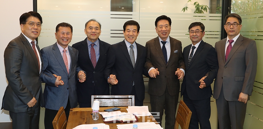 화해중재위원장 김상현 목사와 경기북노회 양측 대표들이 화해의 손을 잡고 있다.