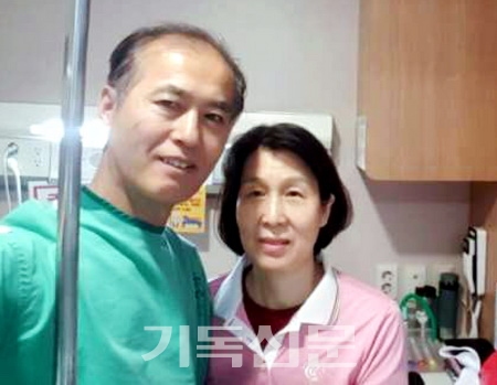 위암 판정을 받은 한태진 선교사가 병원에서 사모 송혜신 선교사의 돌봄을 받고 있다.