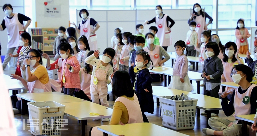 코로나19가 재확산하면서 한국교회는 방역 지침을 다시 살피고 예정한 행사를 재점검하는 등 긴장의 끈을 놓지 않고 있다. 사랑의교회 주일학교 어린이들이 마스크를 착용하고 예배드리고 있다.