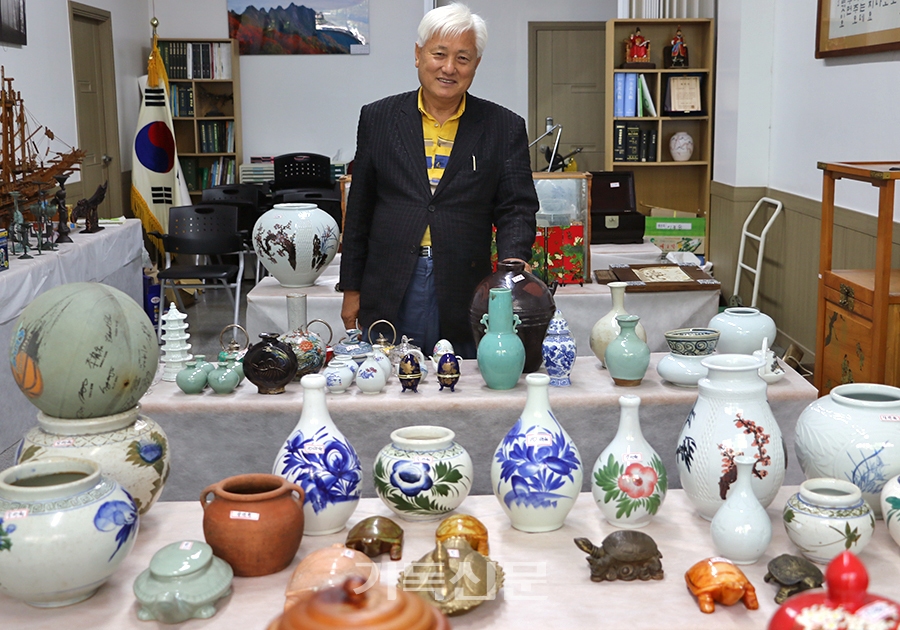 김제 연정교회 박주철 장로가 다문화사역을 위해 오랜 세월 자신이 소장해 온 골동품과 분재 작품들을 내놓고 바자회를 열고 있다.