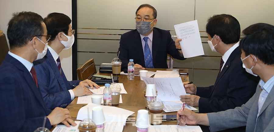 교회생태계특별위원회 위원들이 코로나19 이후 한국교회 생태 변화 및 미래전략 모색을 위한 설문조사 추진 계획을 논의하고 있다.