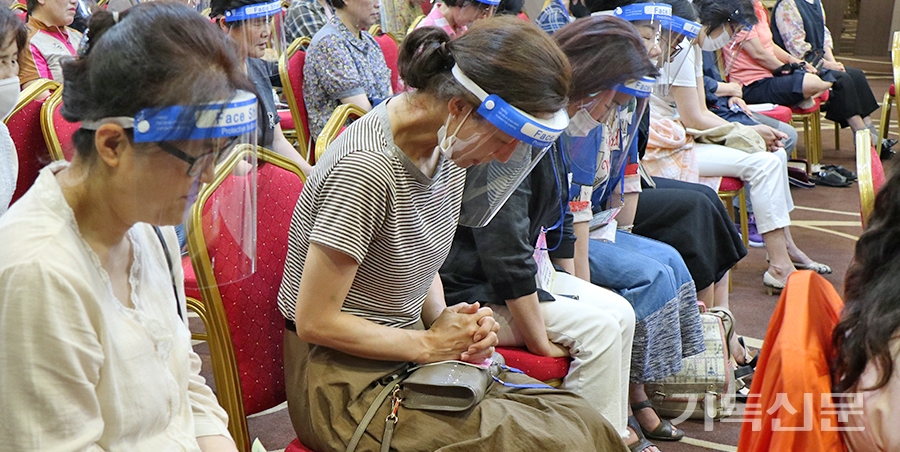 총회목회자사모세미나에 참석한 목회자 사모들이 뜨겁게 기도하고 있다. 교육부는 마스크 외에도 안면보호대를 지급하는 등 코로나 감염 예방에 만전을 기했다.