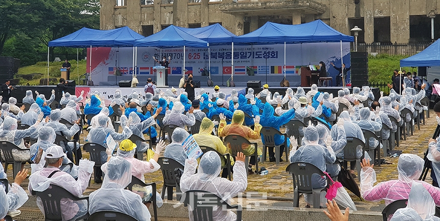 성도들은 궂은 날씨에도 노동당사 앞에서 복음적 평화통일을 간구하며 기도했다.