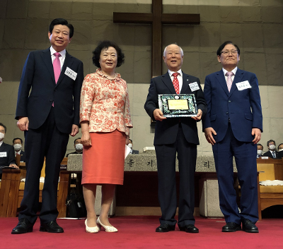 정성구 박사(오른쪽 두 번째)가 한장총 상임회장 김종준 목사(왼쪽 첫 번째)로부터 자랑스러운 장로교인 상을 수상하고 있다.