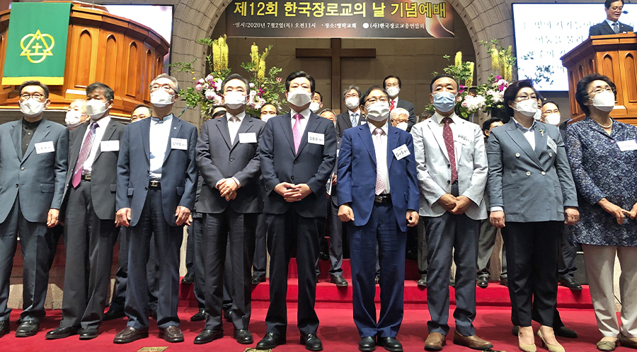 한국 장로교 지도자들이 한 자리에 모여 시대의 희망이 될 것을 다짐하고 있다.