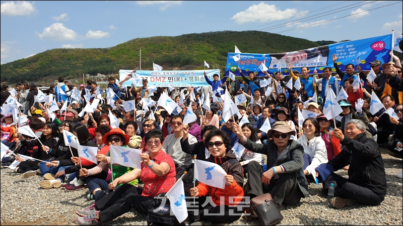 판문점 남북정상회담 1주년을 기념해 한국교회총연합과 한국기독교교회협의회, 평화통일연대, 지역 교회연합회 등의 단체들이 연합해 ‘한반도의 항구적인 평화를 위한 DMZ평화손잡기’ 행사를 가졌다.